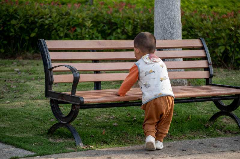 小童探索公园长椅图片