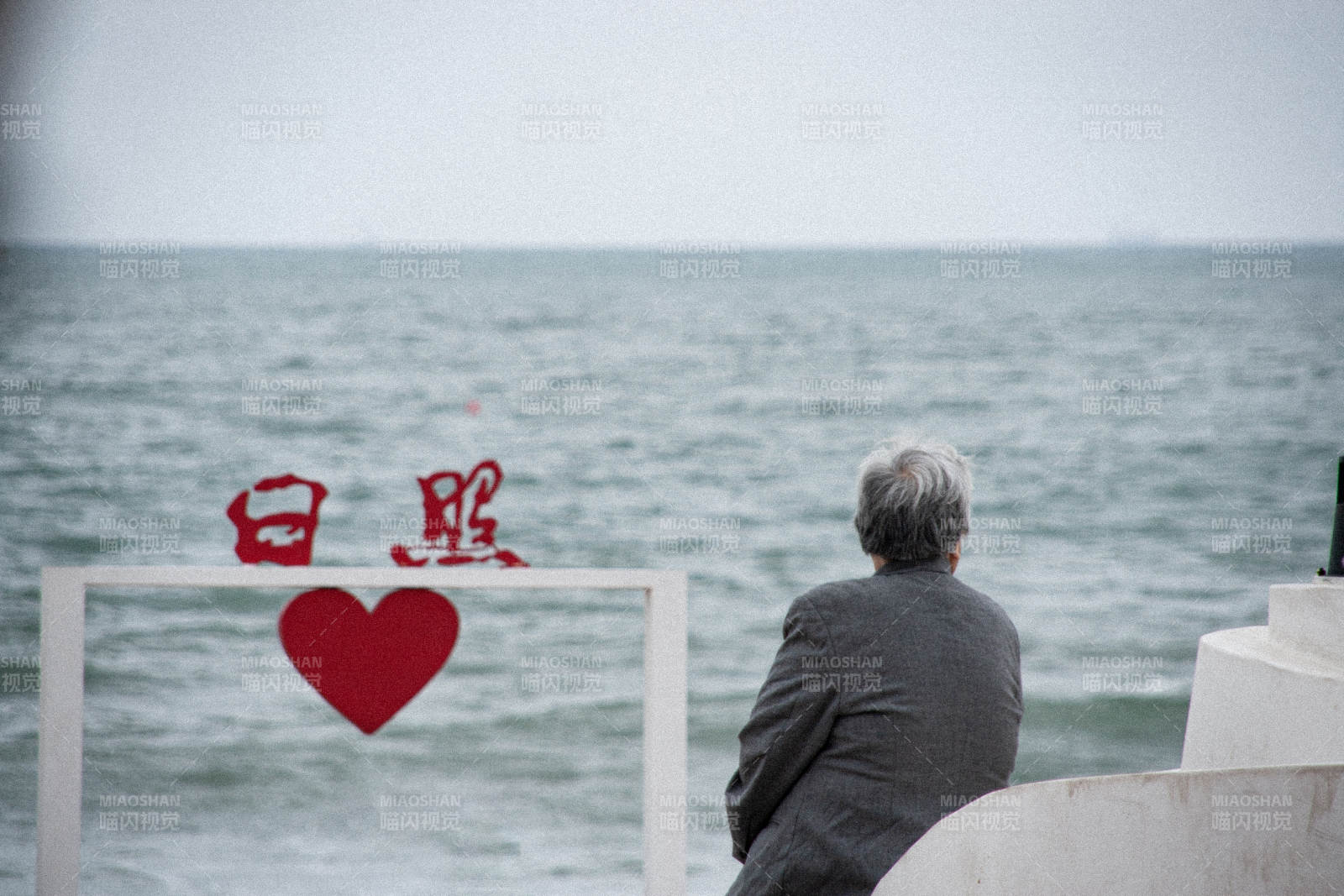 海边的思念与守望图片