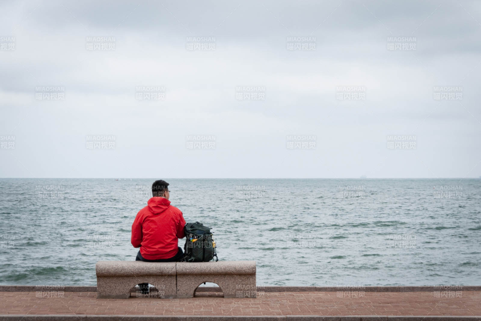 独坐海边 静思人生图片