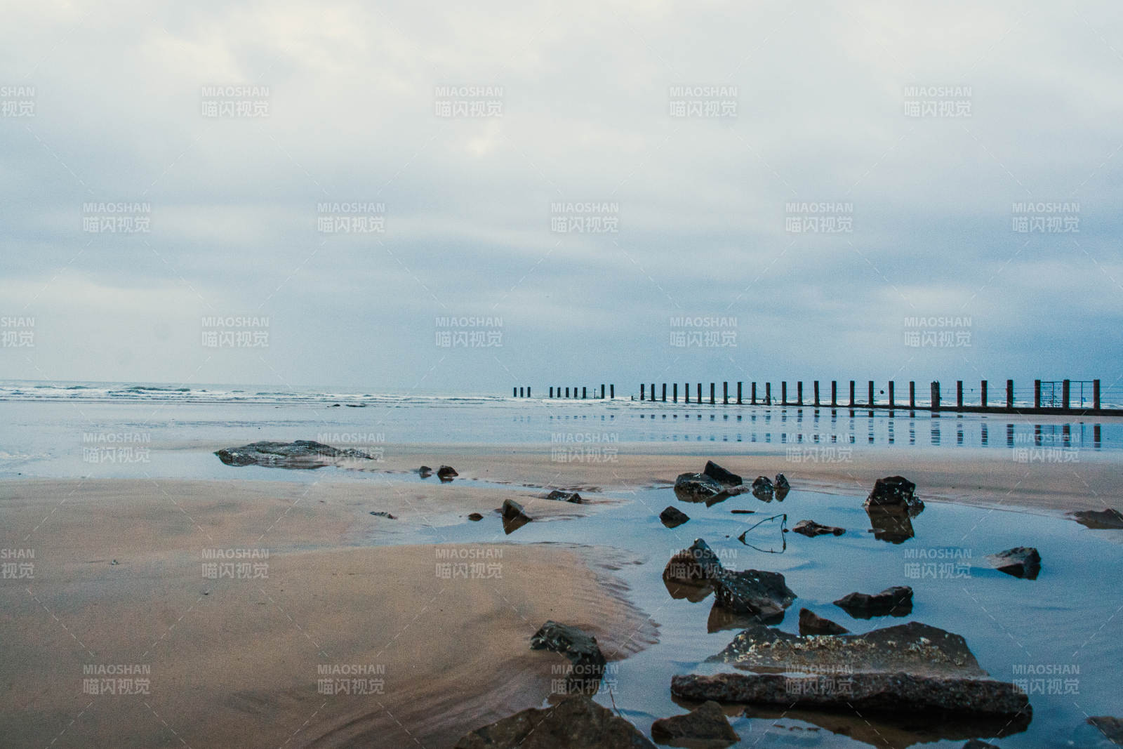 海滩上的宁静早晨图片