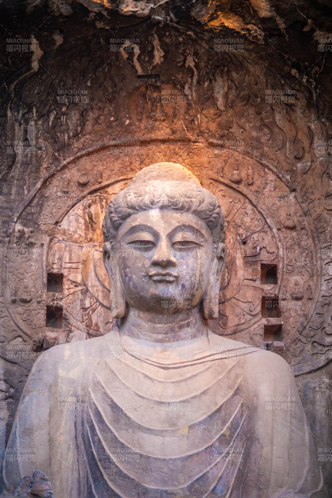 洛阳龙门石窟石窟中的佛像图片
