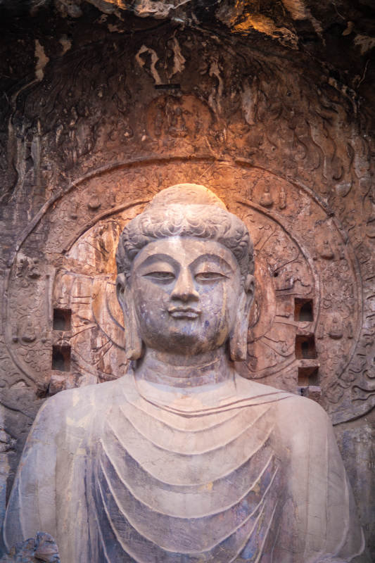 洛阳龙门石窟石窟中的佛像图片