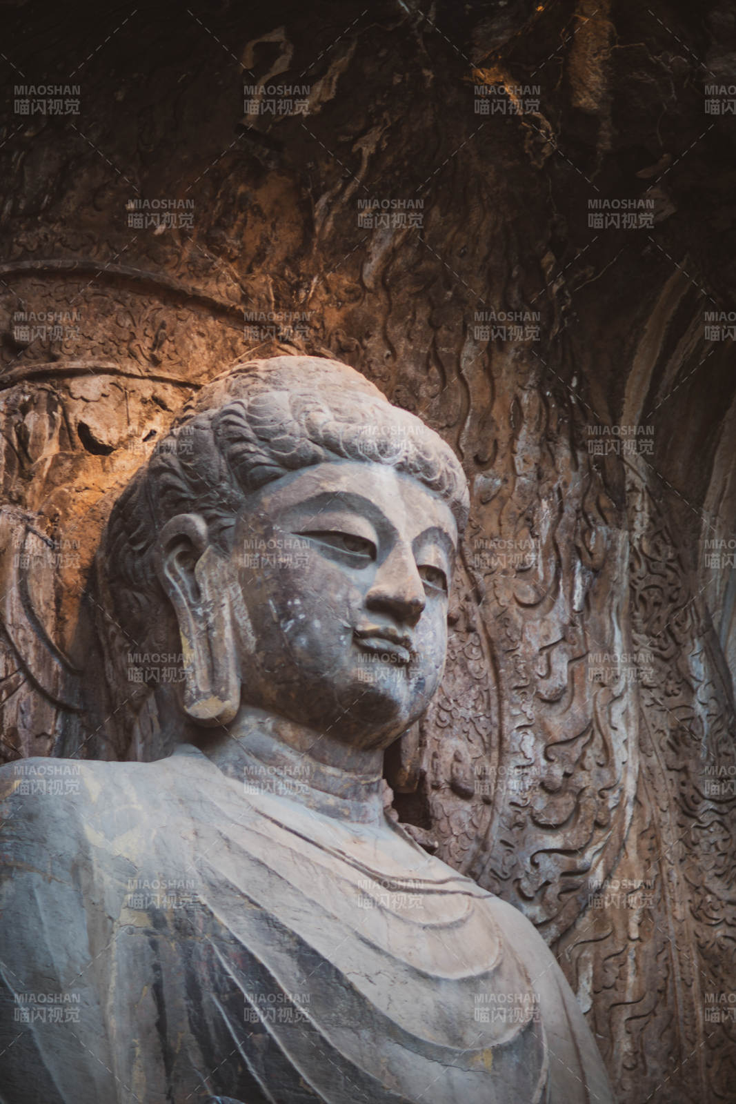 石窟中的佛像图片