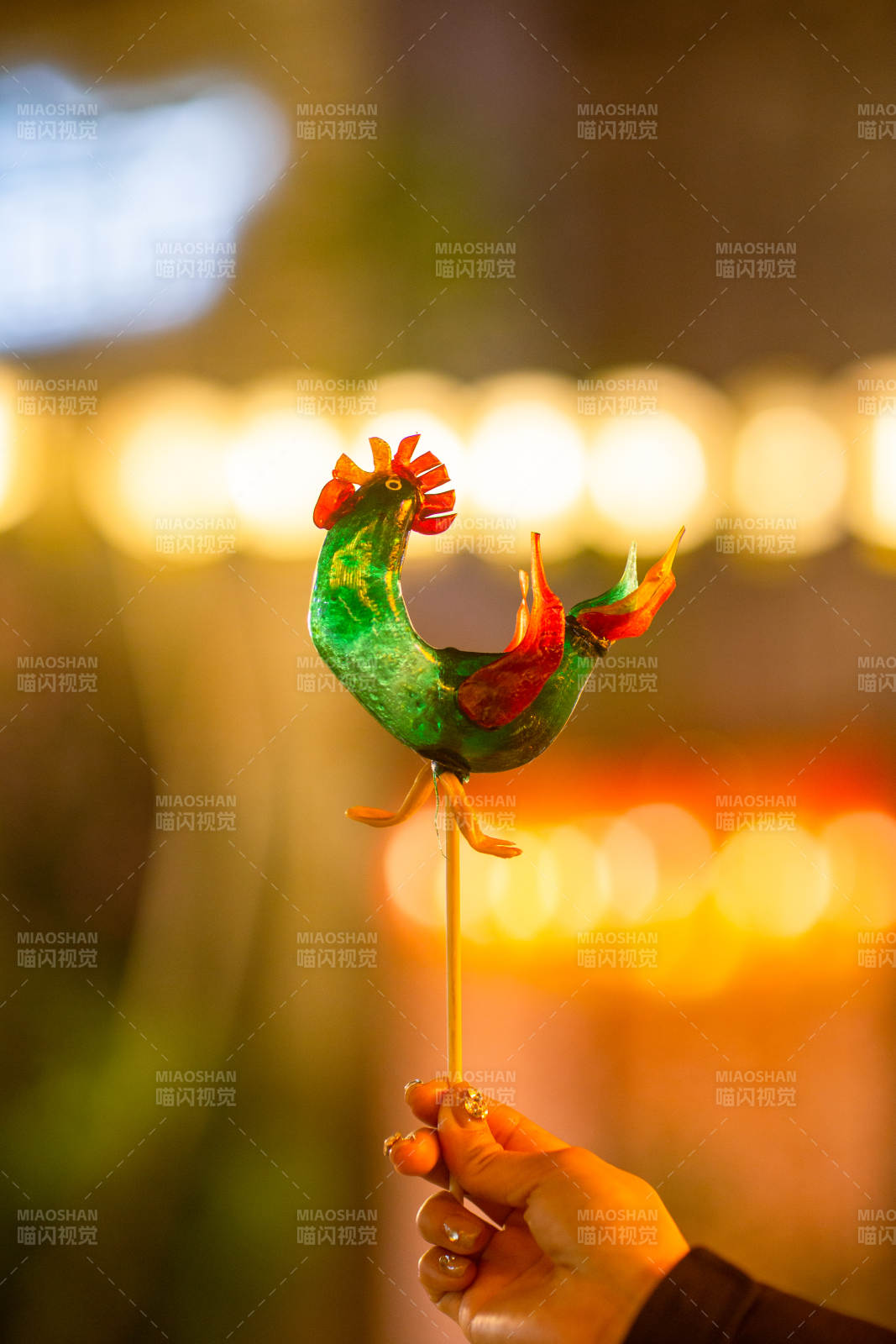 夜市上的糖画公鸡图片