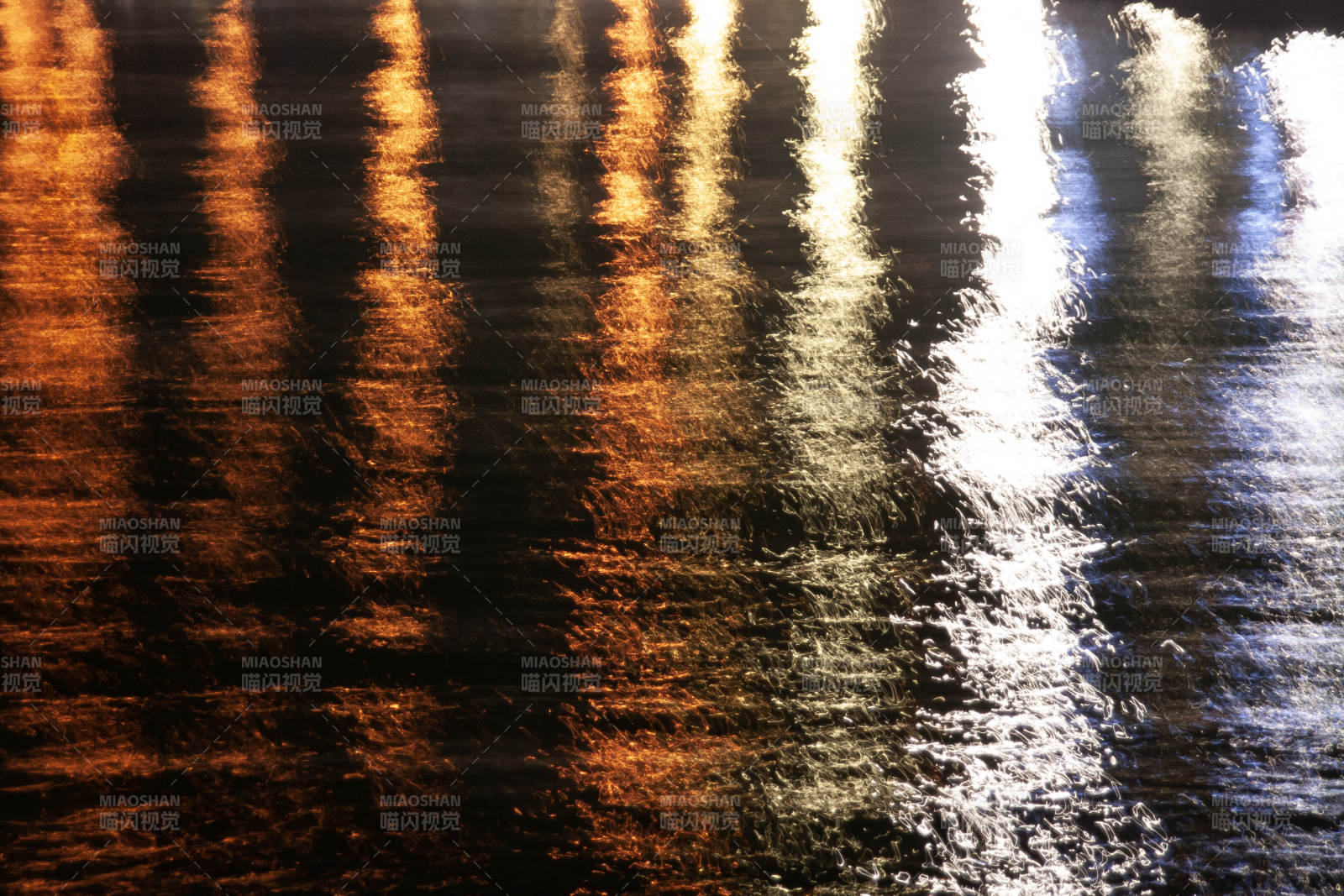 夜色水波光影交错图片