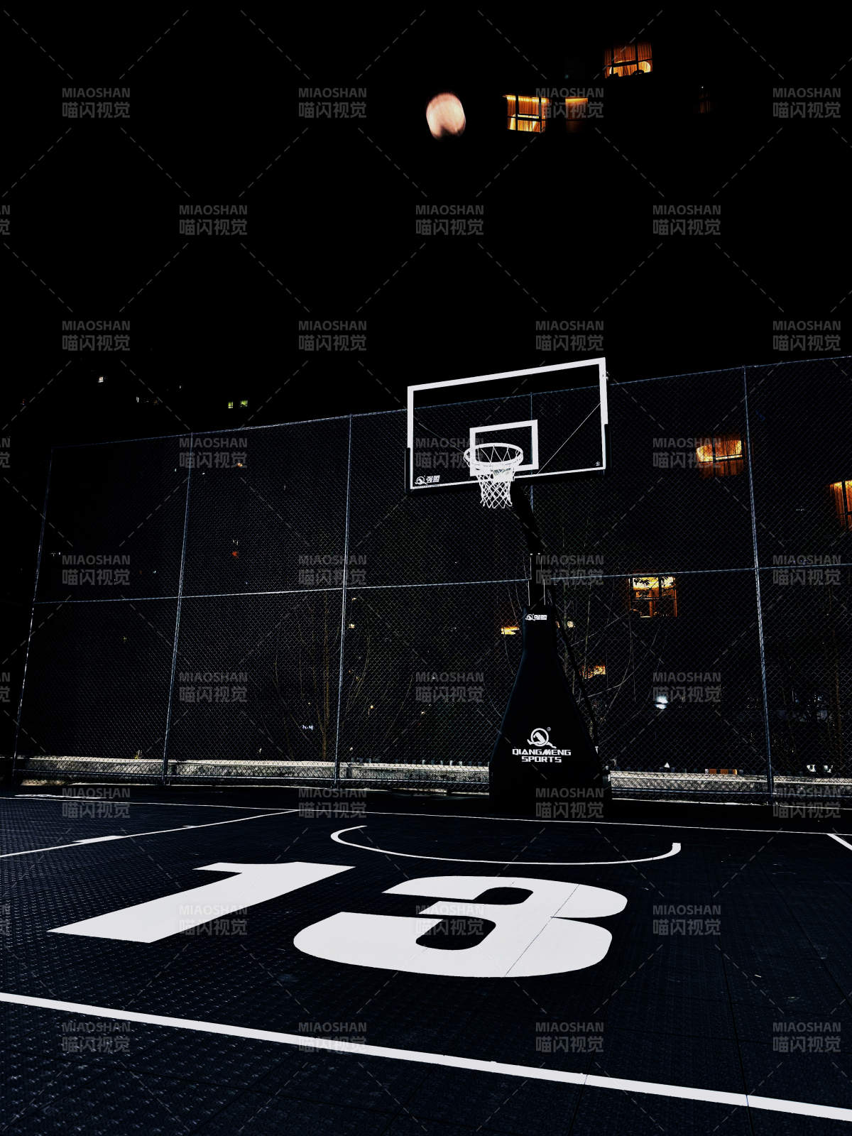夜幕下的篮球场图片