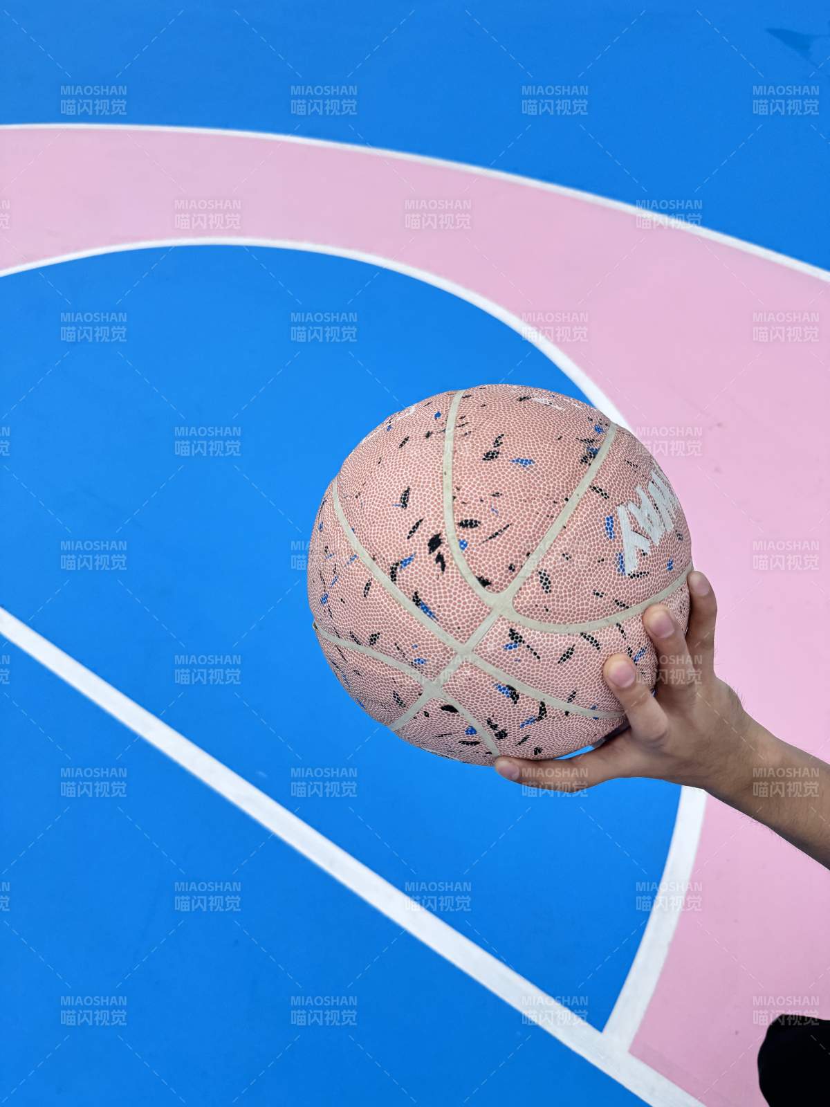 粉色篮球场上的独特瞬间图片