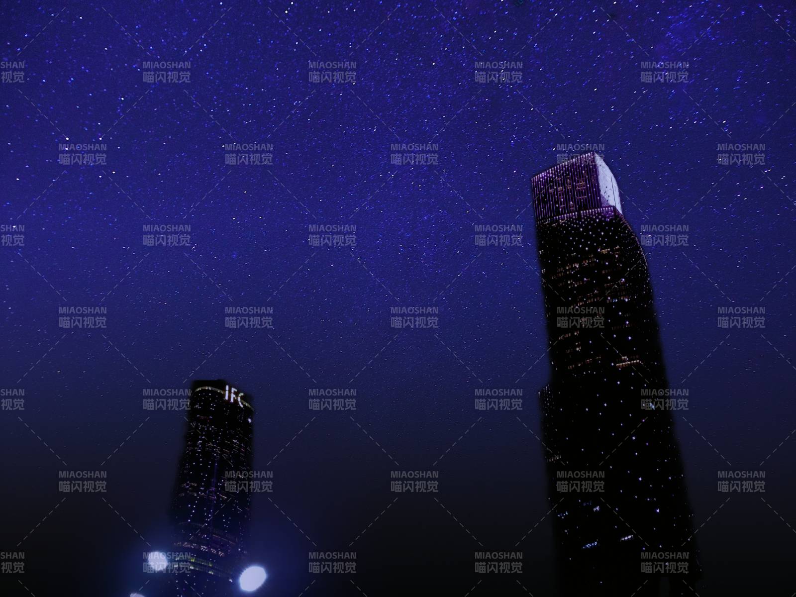 夜空下的摩天大楼图片