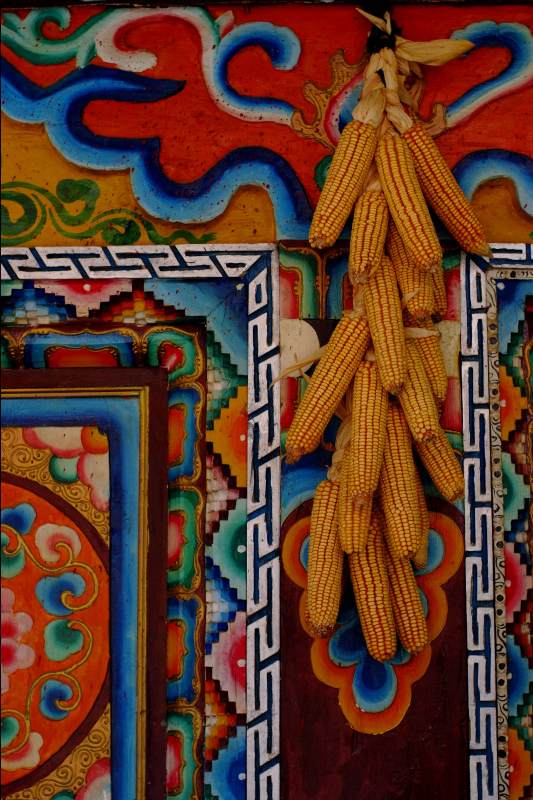 玉米挂饰与彩色壁画图片