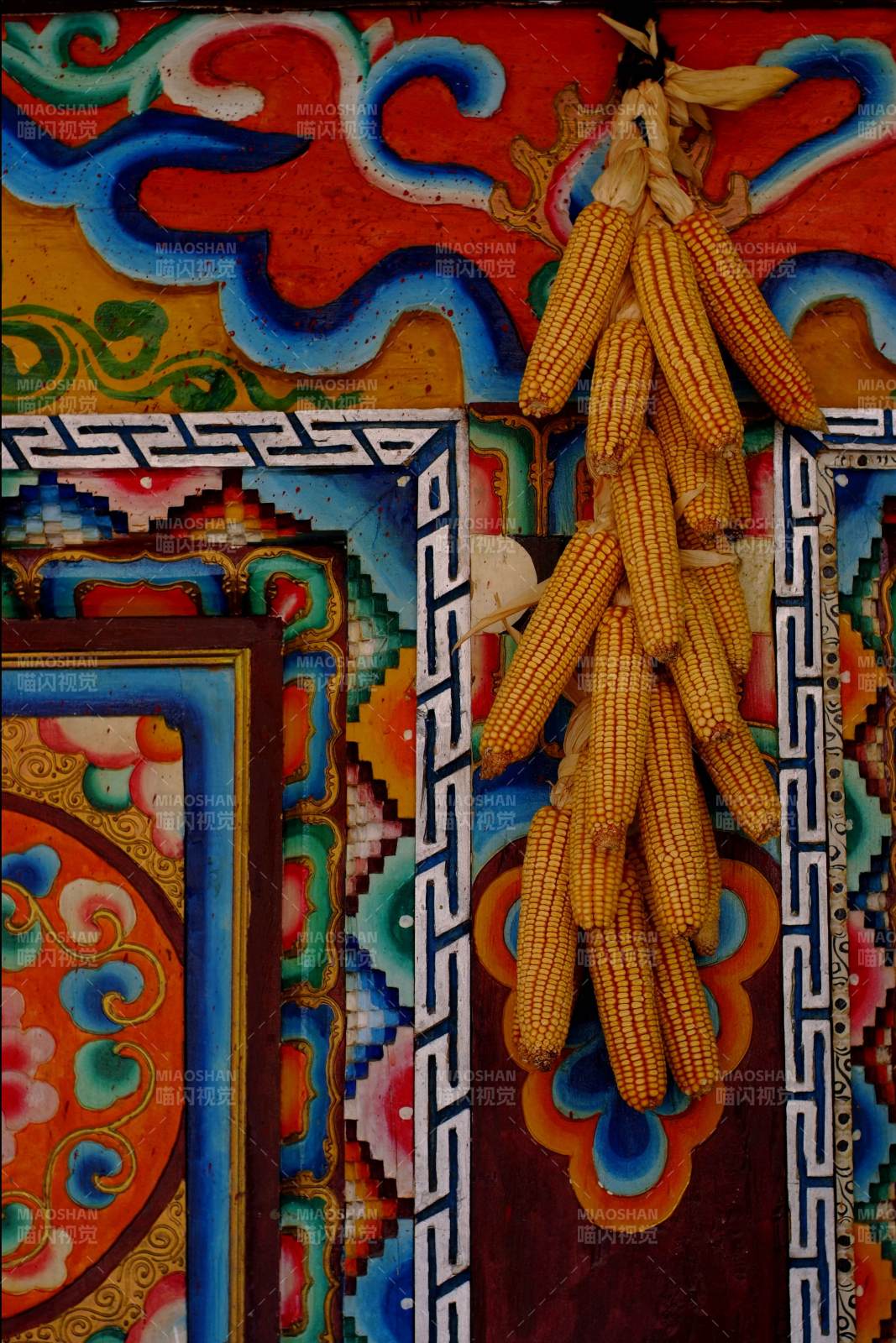玉米挂饰与彩色壁画图片