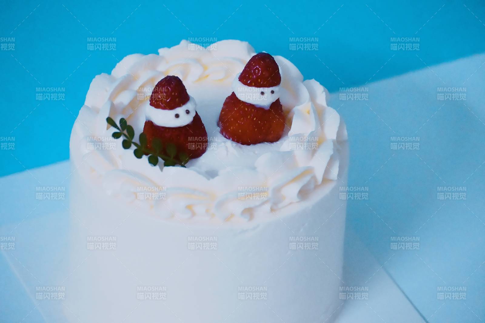 草莓雪人奶油蛋糕图片