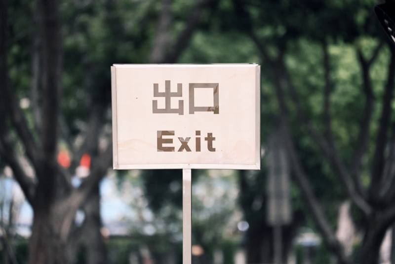 出口指示牌图片