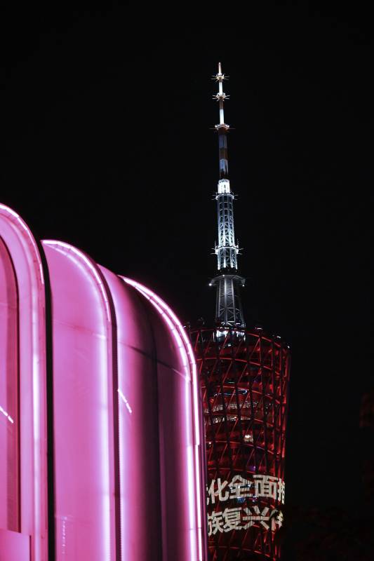 夜幕下的塔与粉色建筑图片