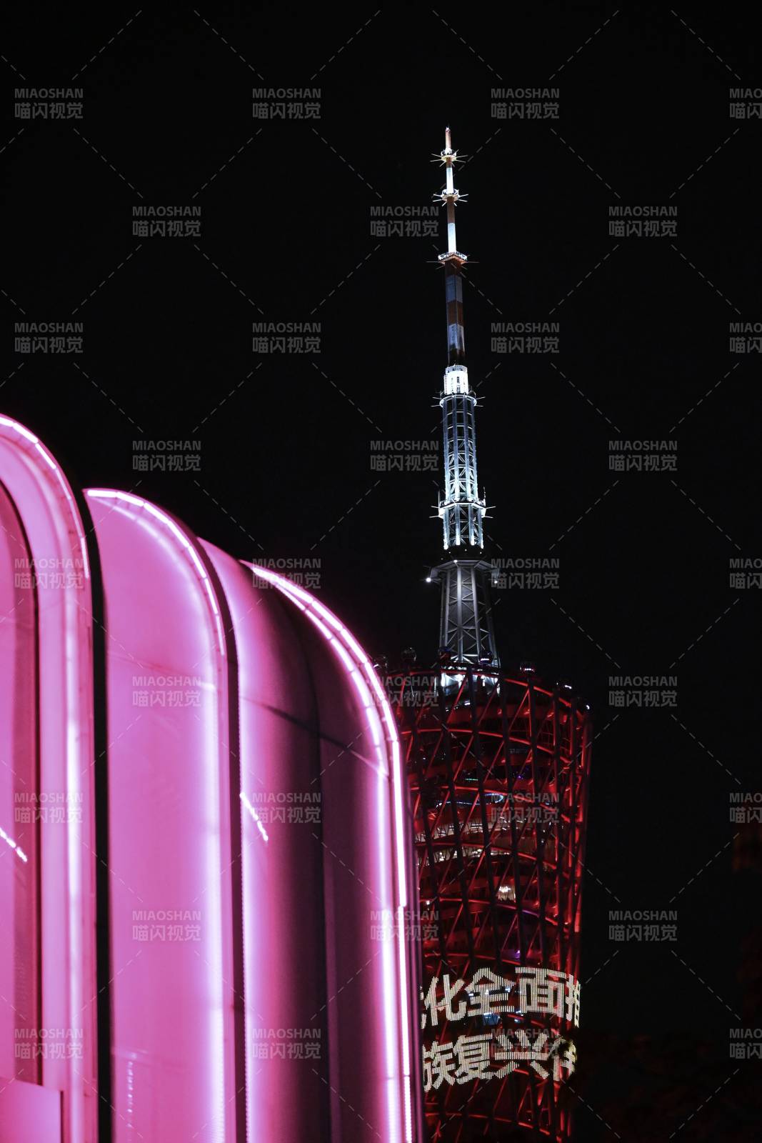 夜幕下的塔与粉色建筑图片