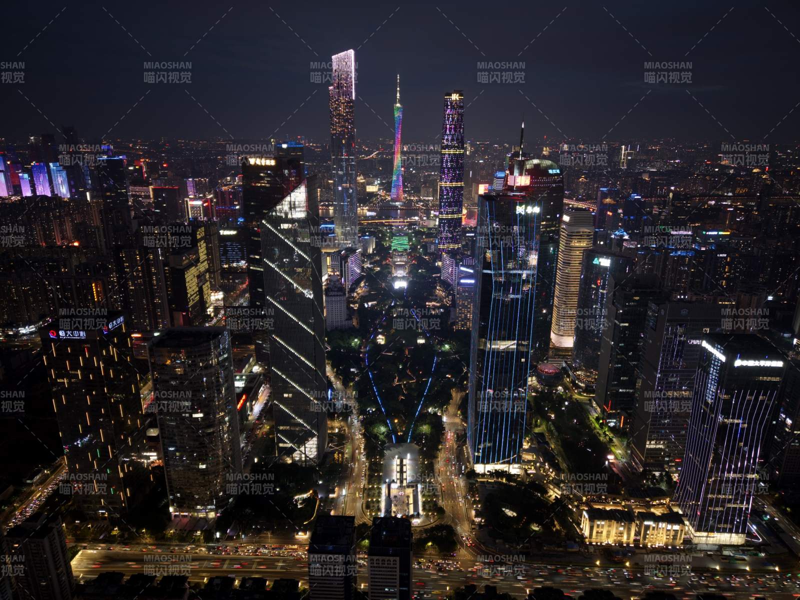 夜幕下的城市霓虹璀璨图片