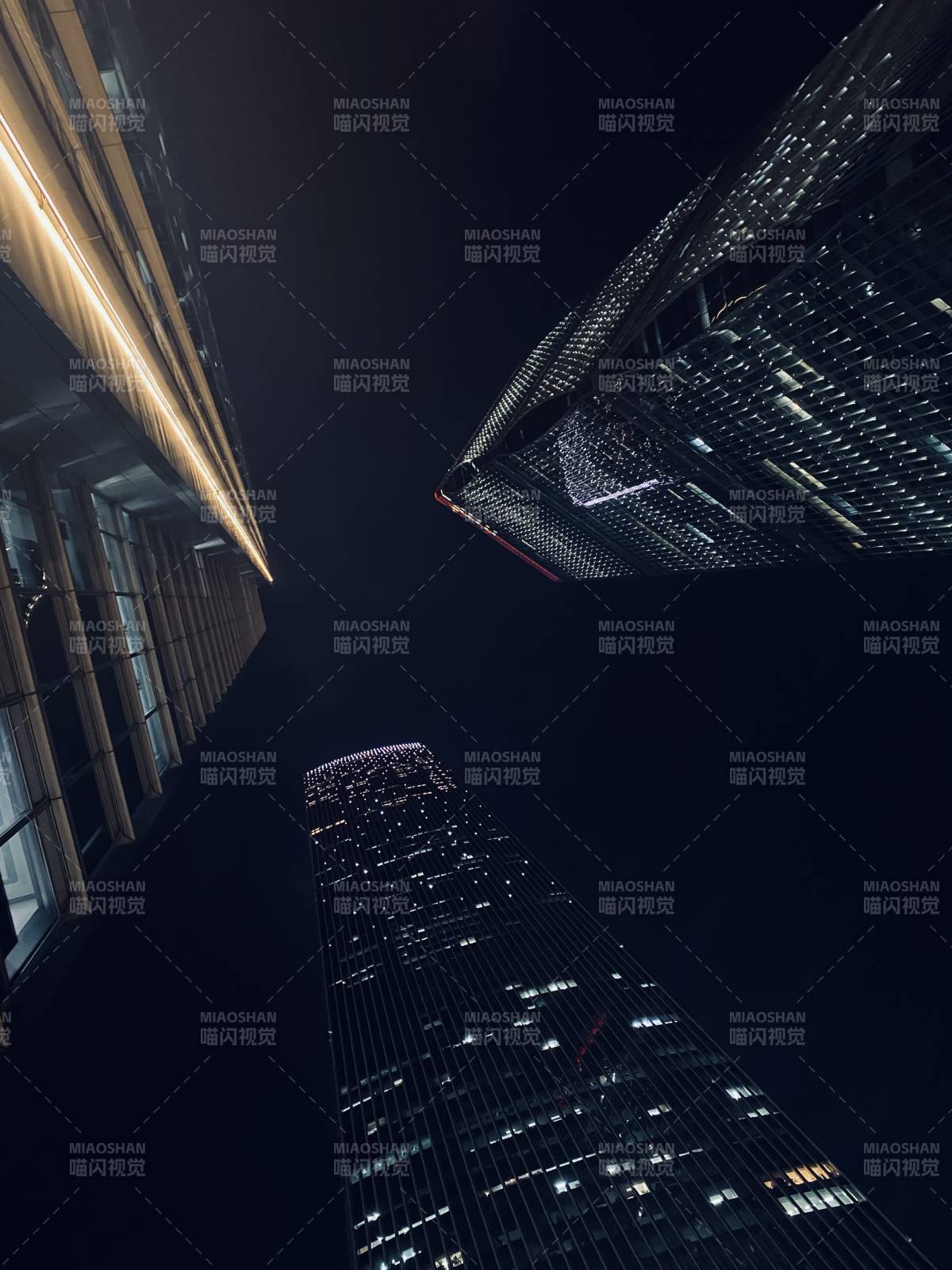 夜幕下的摩天大楼群影图片