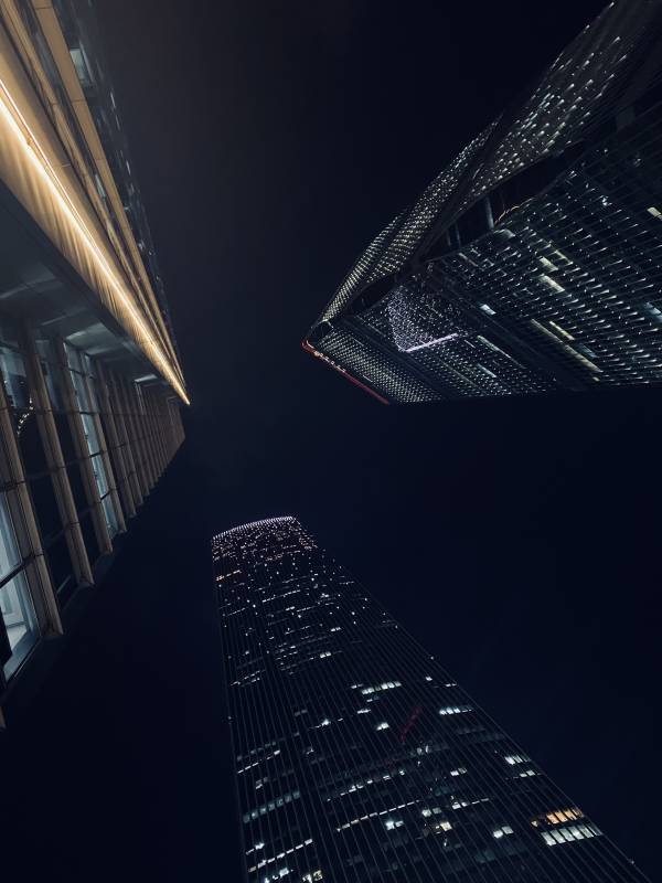 夜幕下的摩天大楼群影图片