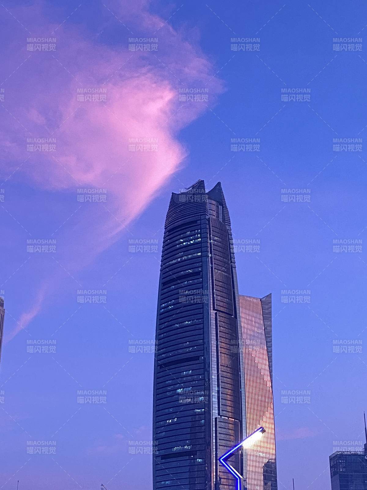 高楼映霞 夜幕初降图片