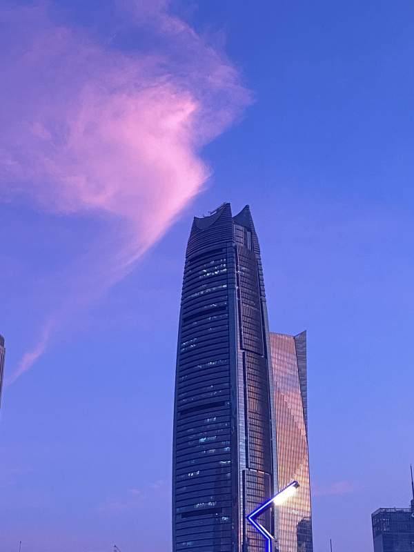 高楼映霞 夜幕初降图片