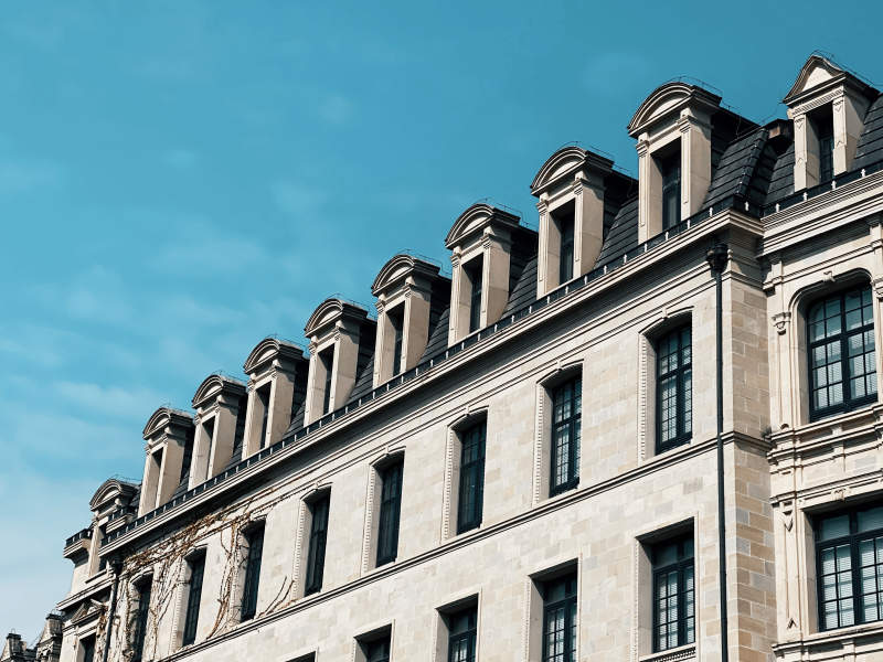 古典建筑的屋顶与天窗图片