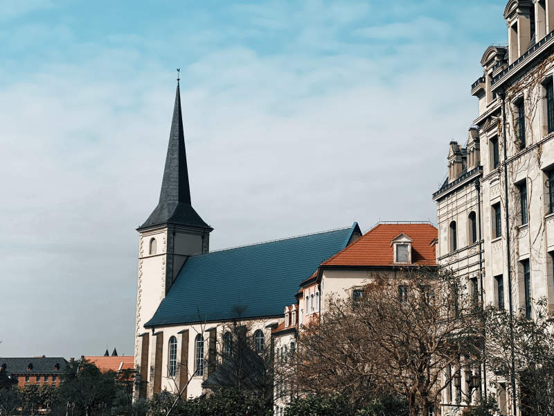 教堂与老建筑的和谐景象图片