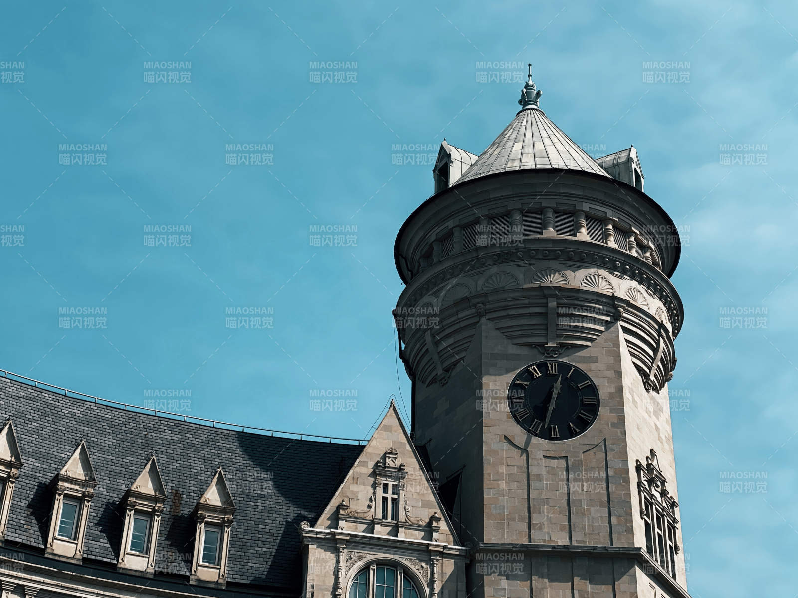 华为欧洲小镇蓝天映衬图片