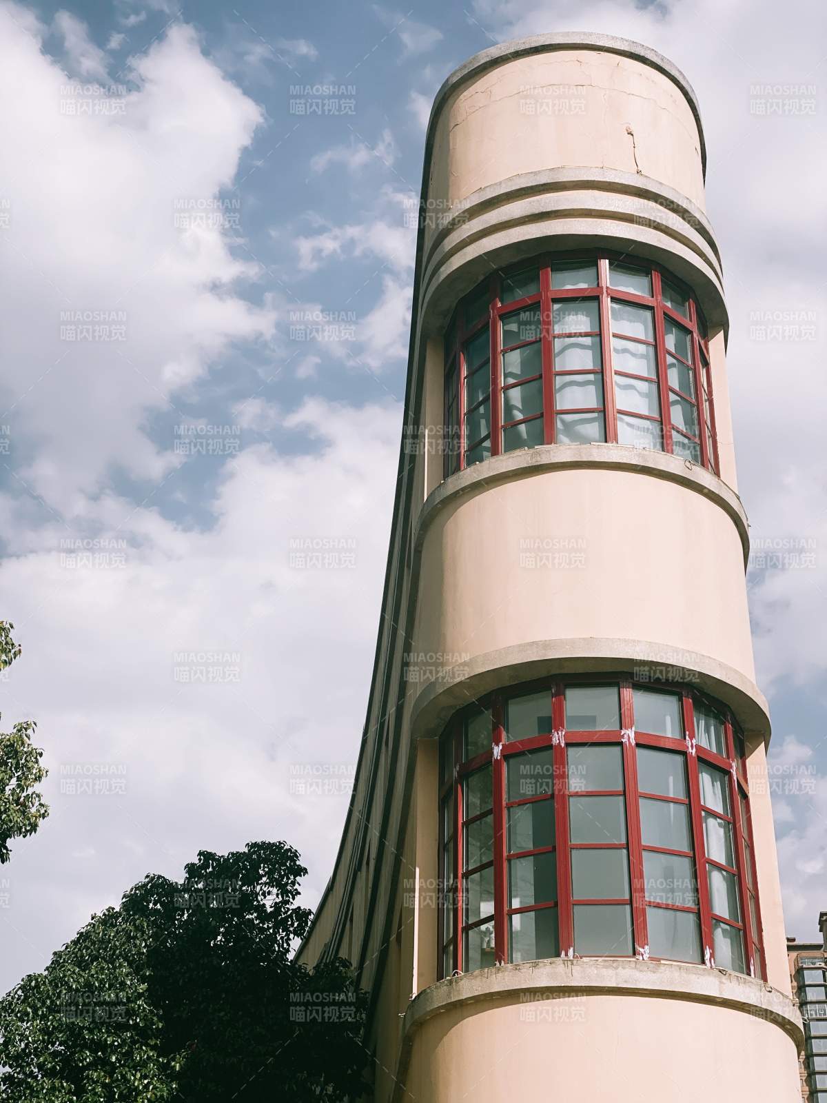 现代建筑的圆柱形塔楼图片