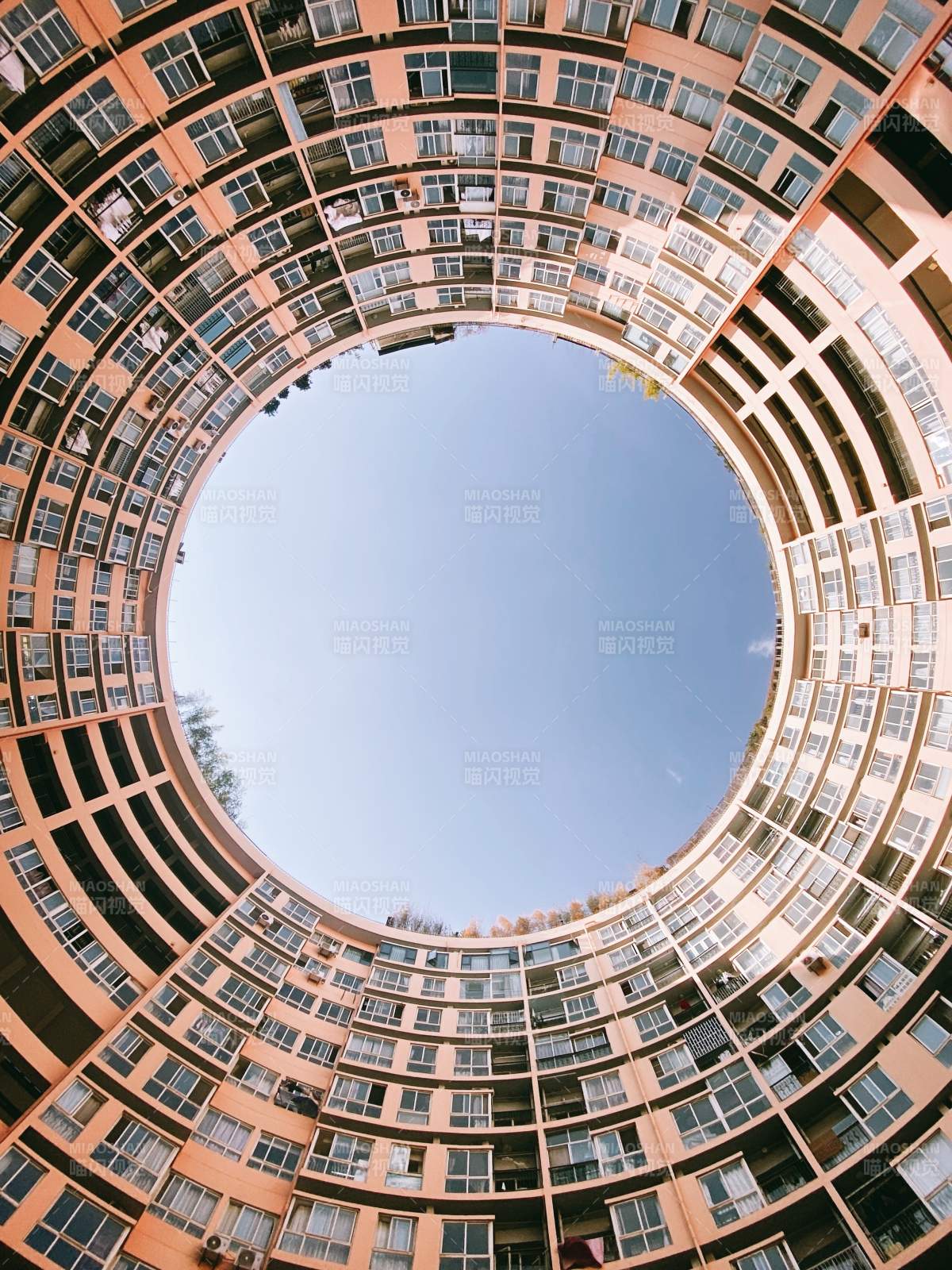 圆形建筑的天空视角图片