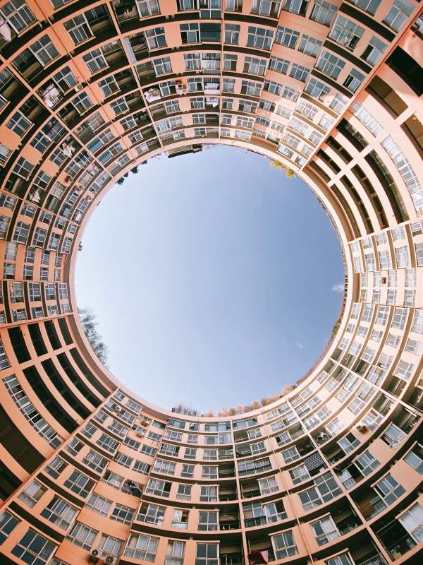 圆形建筑的天空视角图片