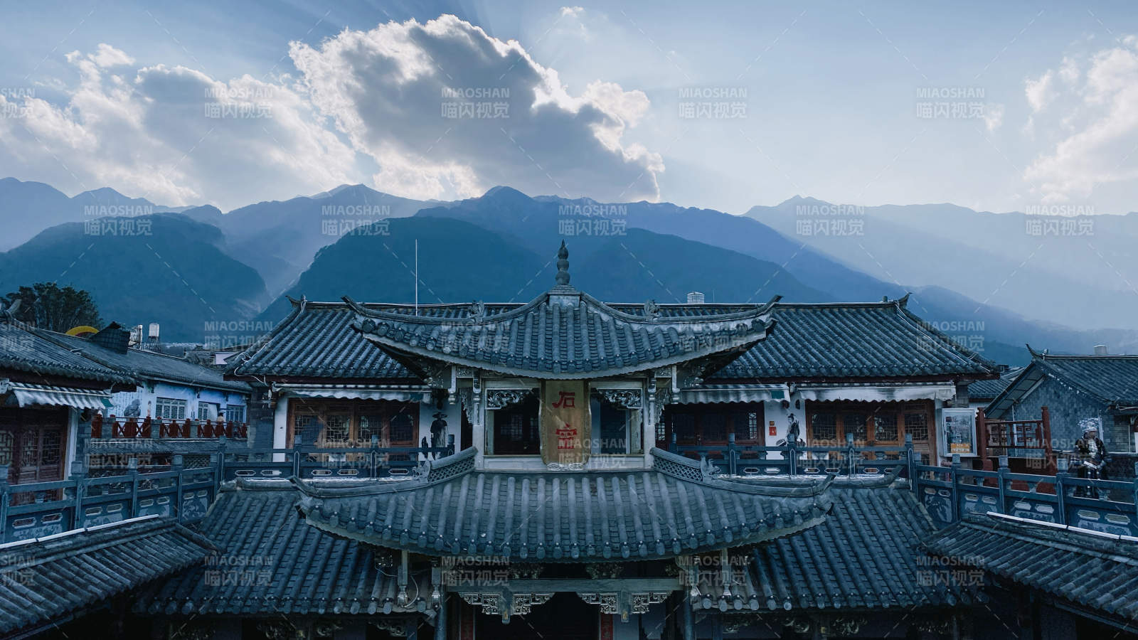 古建筑群与远山云海图片