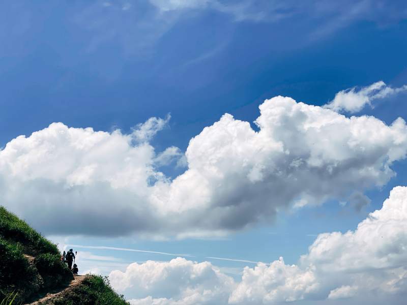 蓝天白云下的山间小径图片