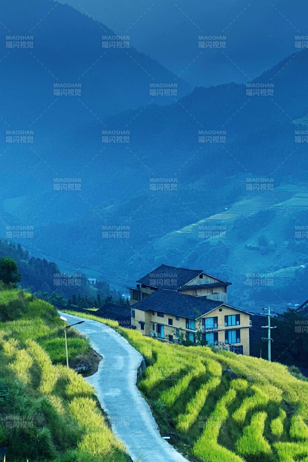 龙脊梯田山间小屋梯田环绕图片