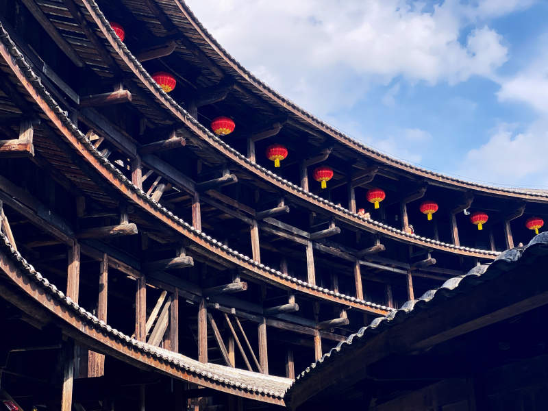 古建筑飞檐下的红灯笼图片