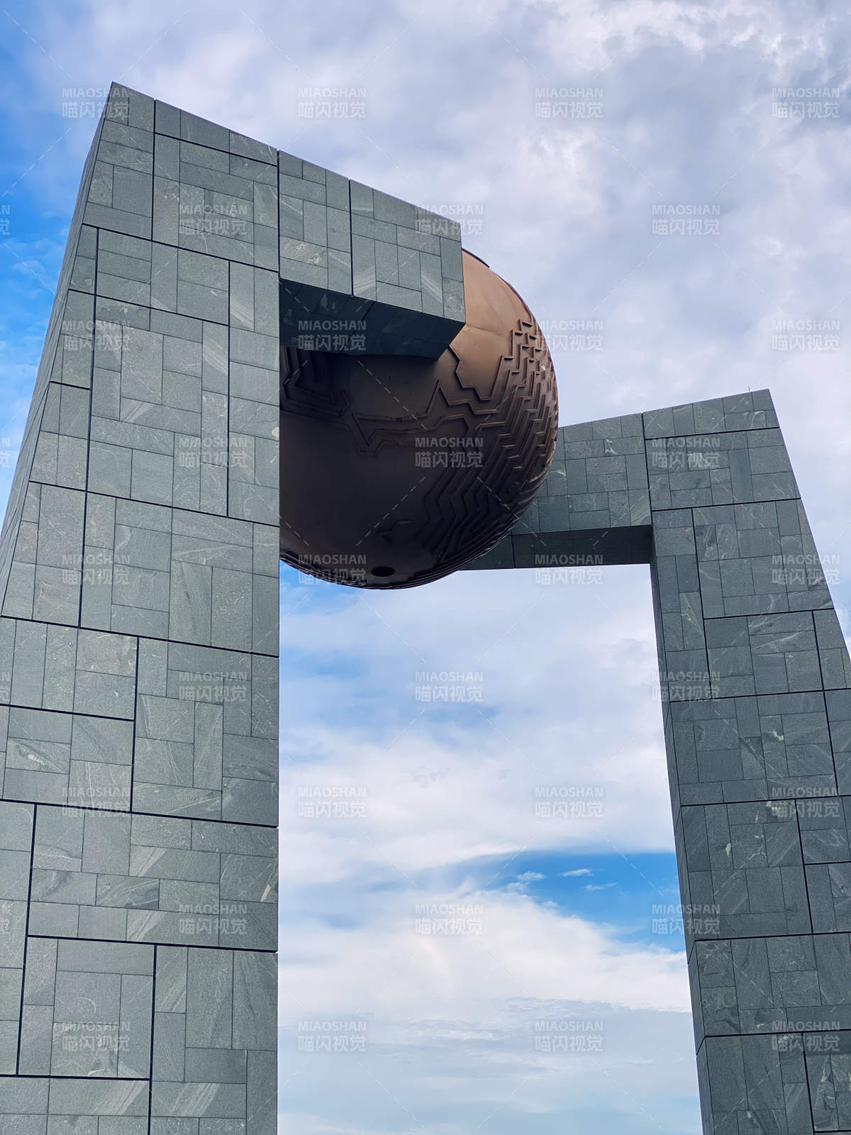 现代雕塑 球体与门框图片