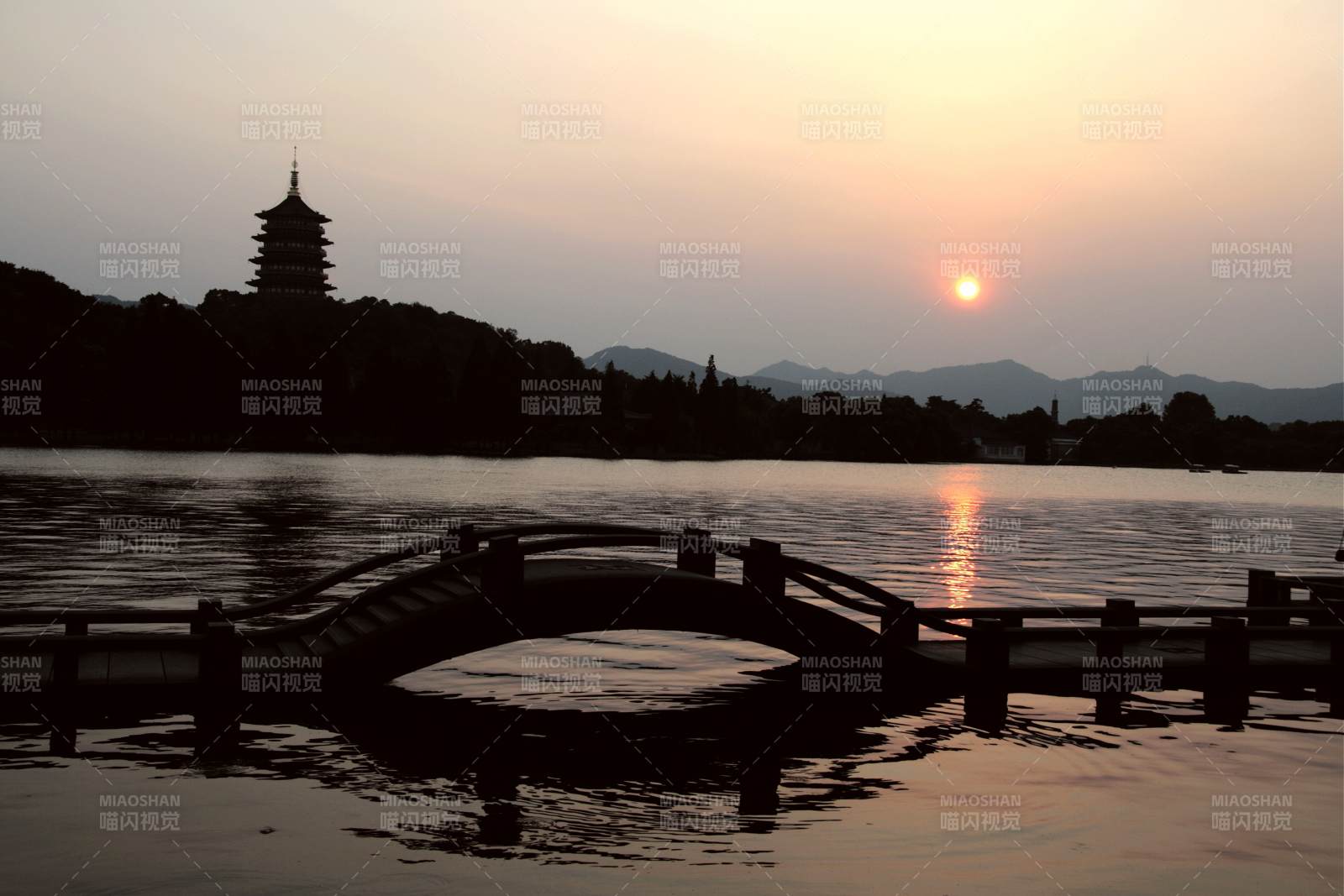 西湖日落 桥影塔辉图片