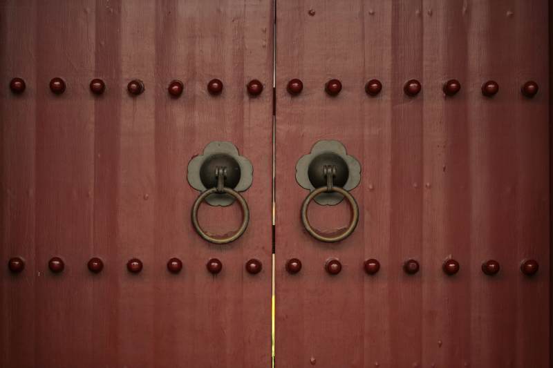 古铜门环与红木门扉图片