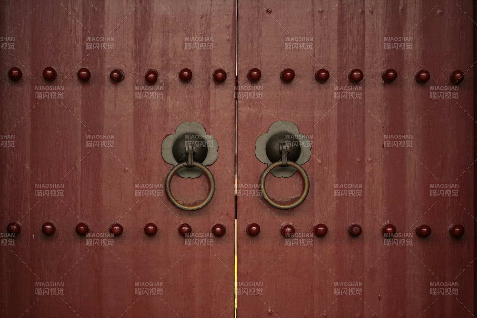 古铜门环与红木门扉图片