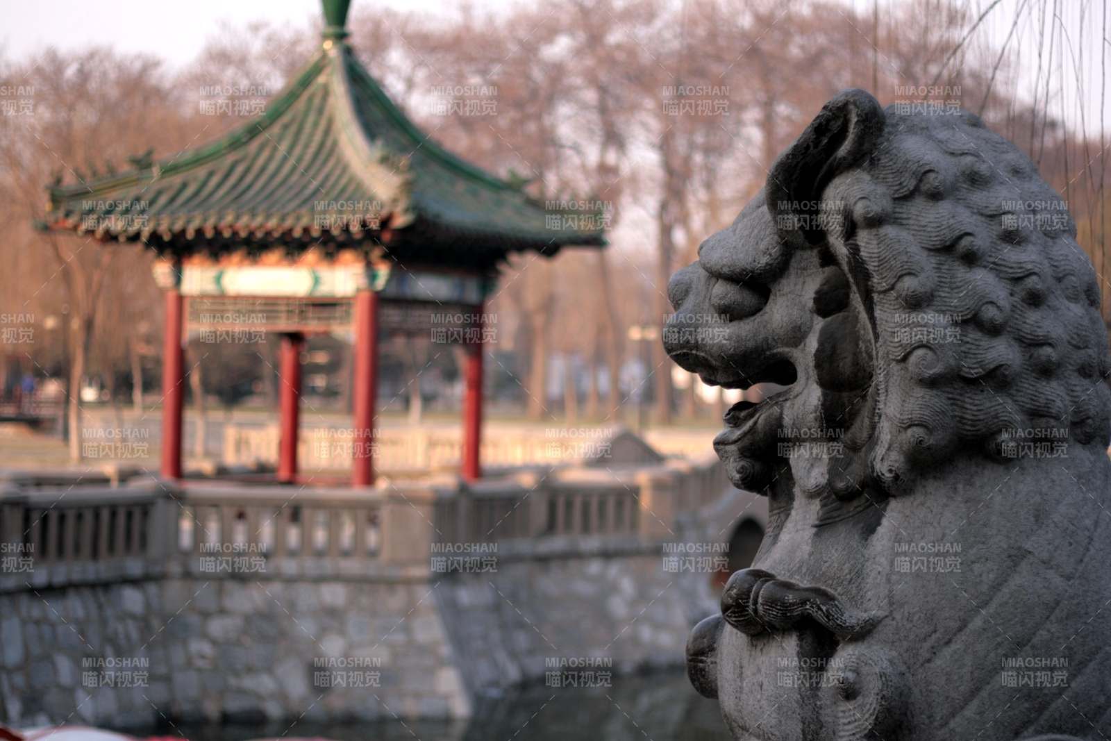 石狮与亭台静谧景致图片