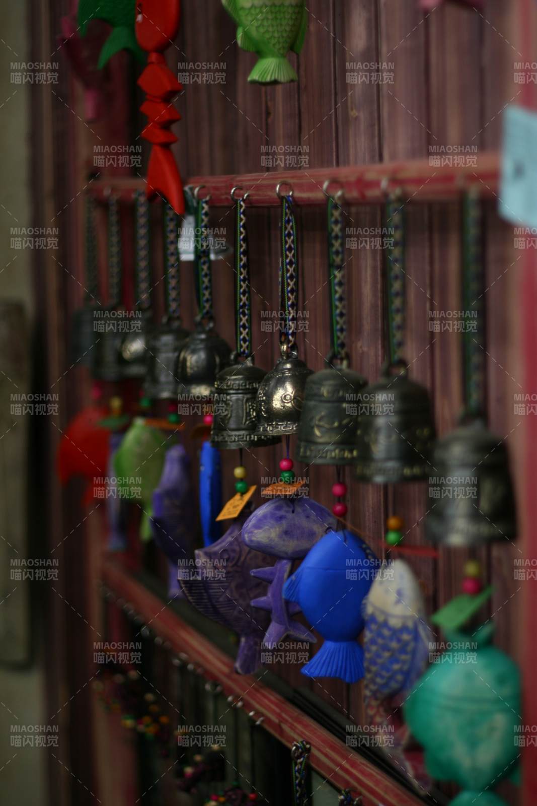 风铃与彩鱼的静谧时光图片