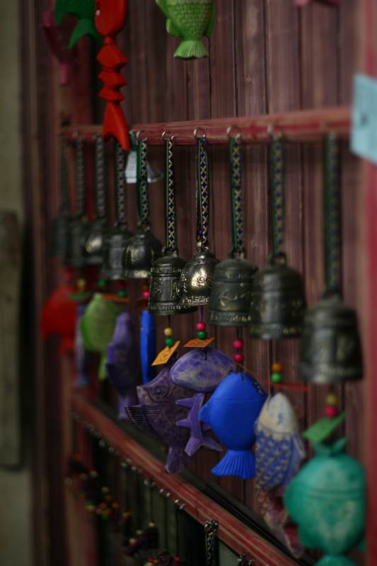 风铃与彩鱼的静谧时光图片