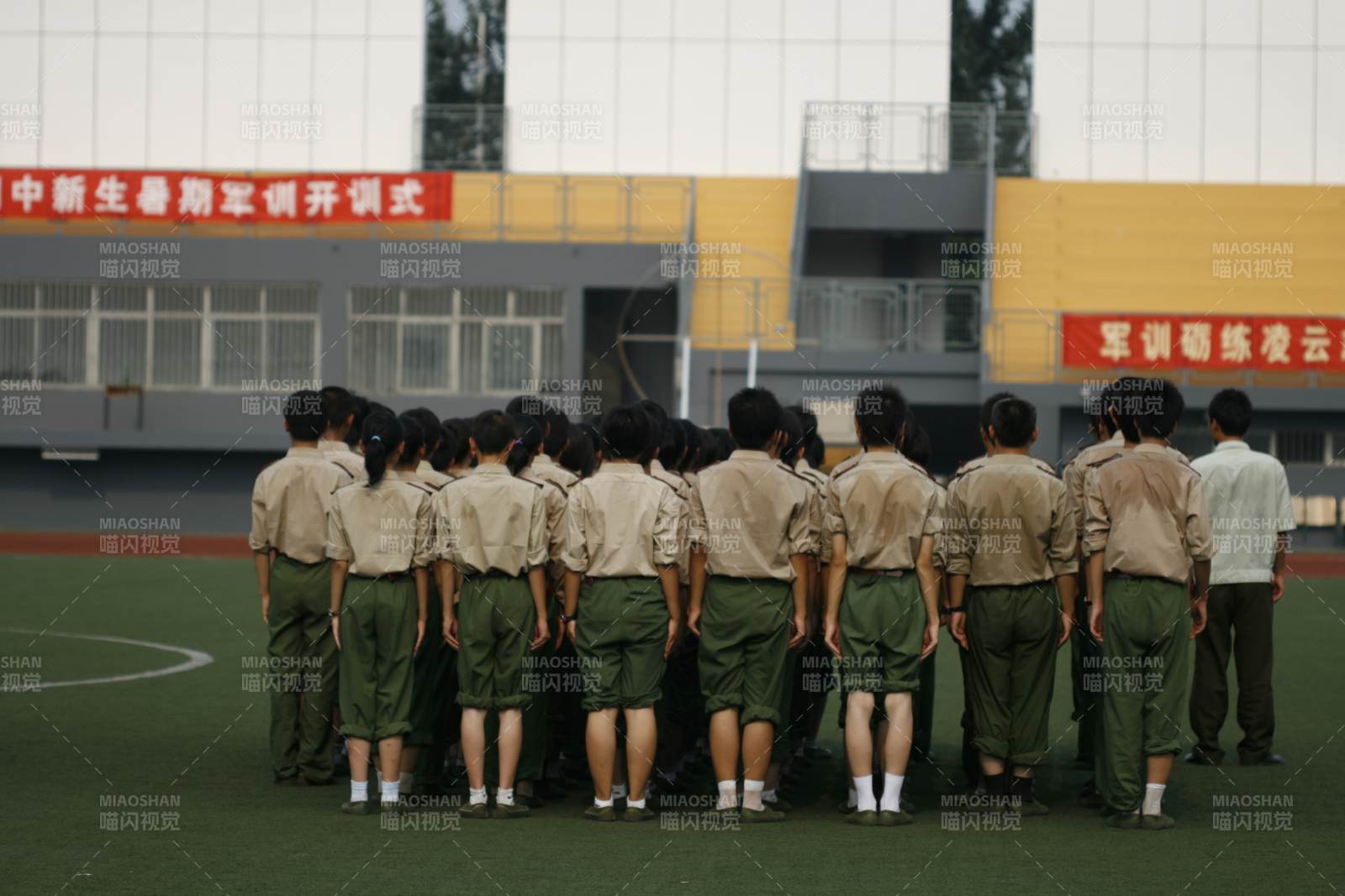 新生军训队列训练图片