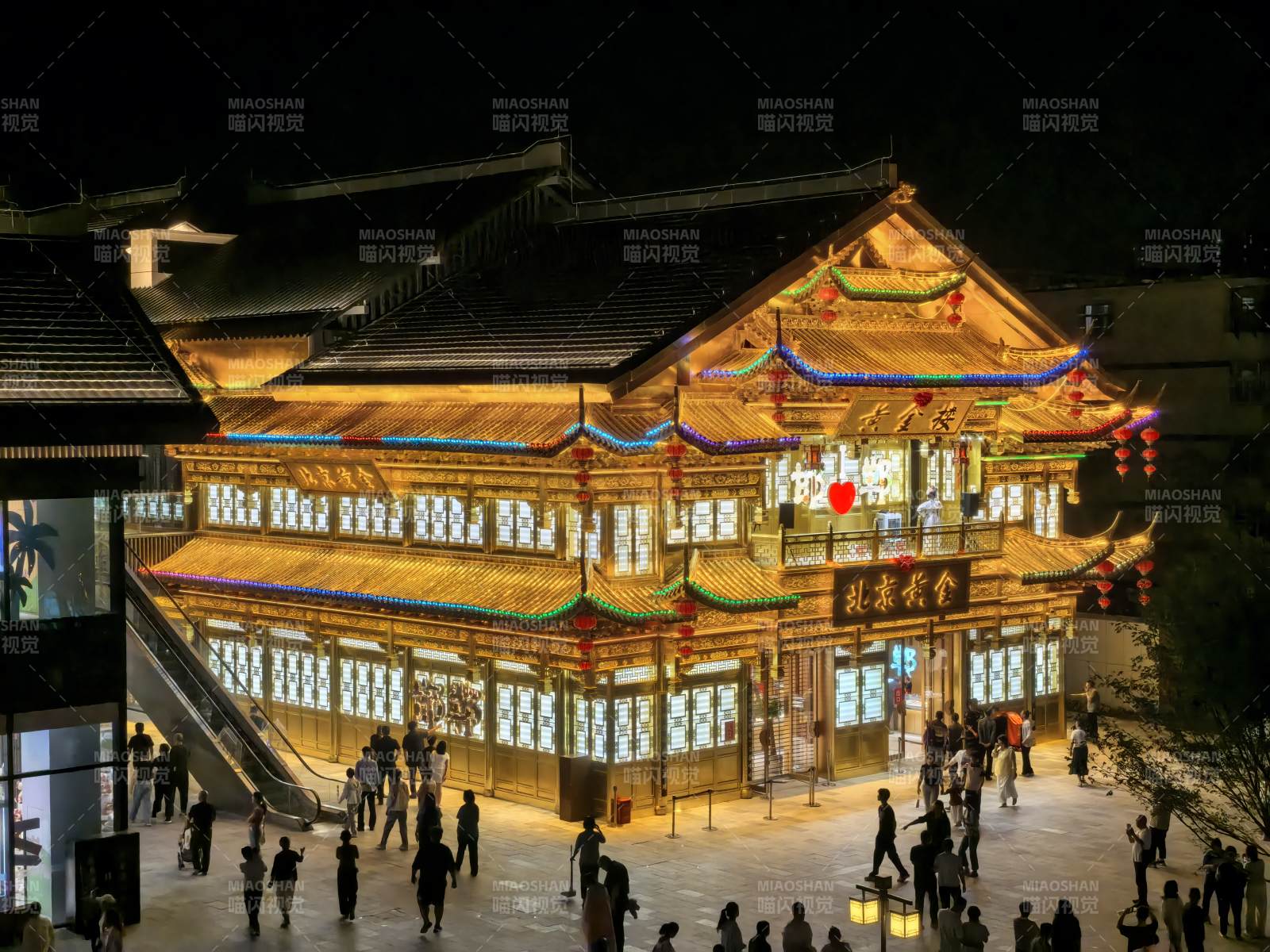 夜景下的传统建筑灯火辉煌图片