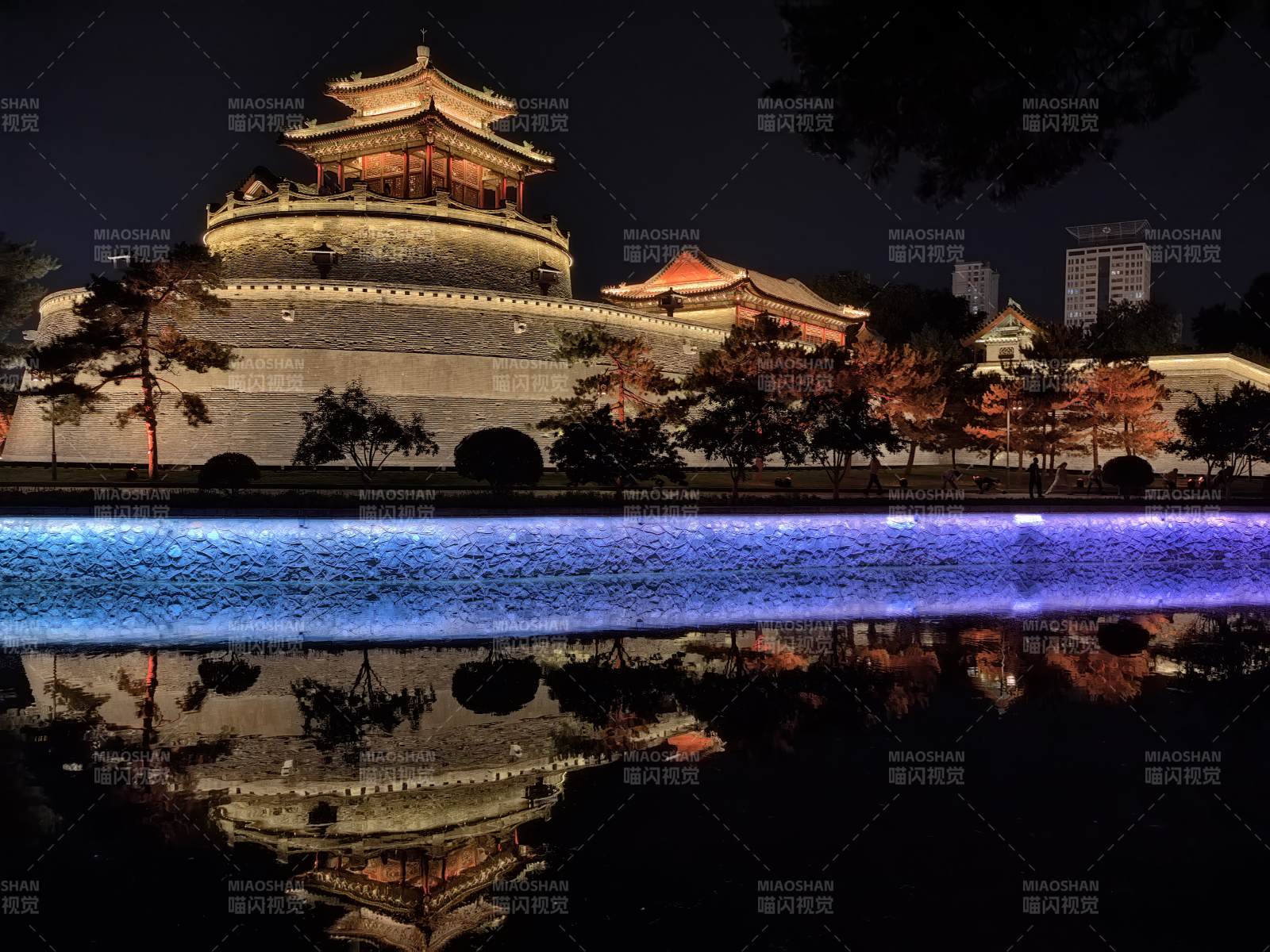 夜景中的古建筑与湖光图片