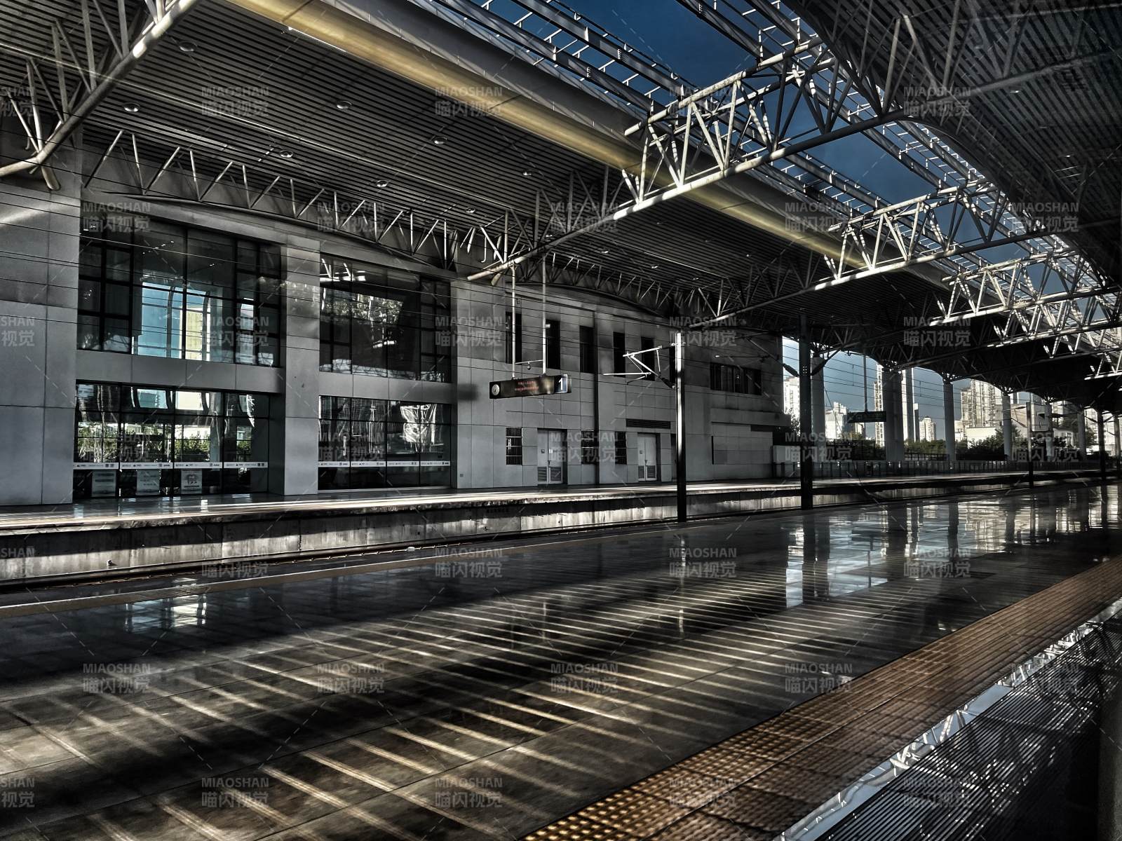 上海火车站空旷的车站平台图片