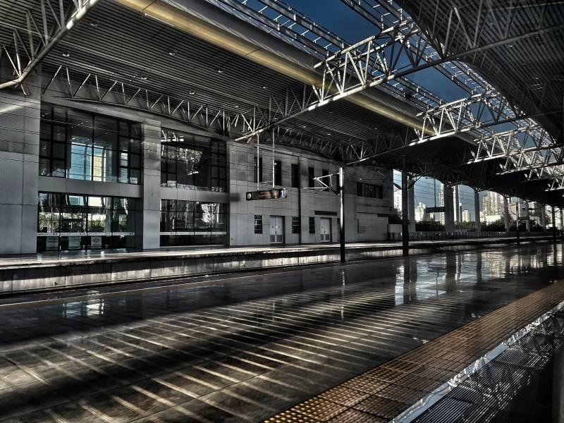 上海火车站空旷的车站平台图片