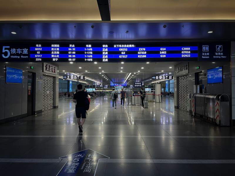 火车站候车室内部景象图片