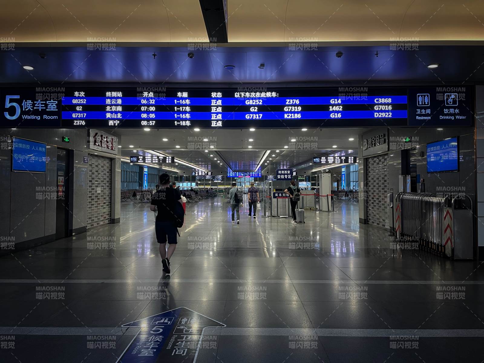 火车站候车室内部景象图片