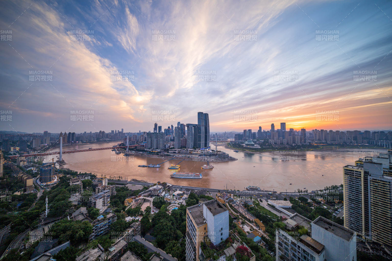 重庆城市黄昏 江畔繁华图片