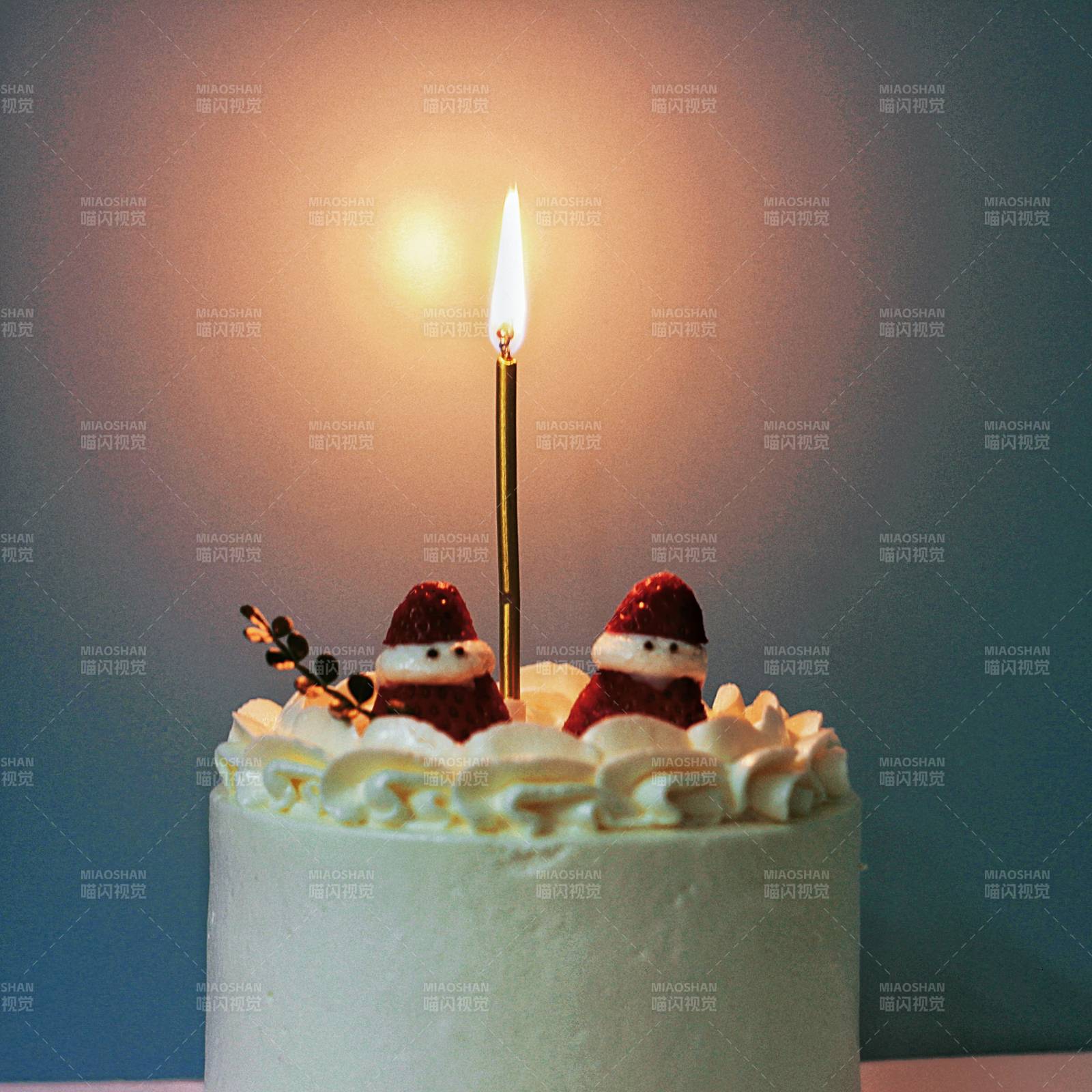 圣诞蛋糕上的烛光温暖图片