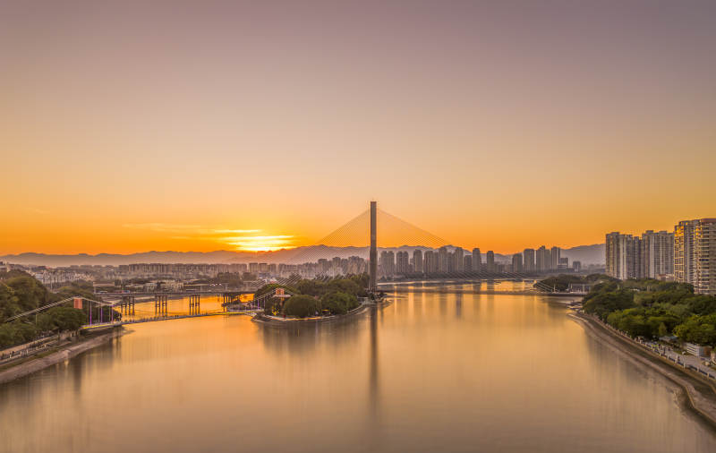 夕阳下的福州闽江之心与三县洲大桥风光图片